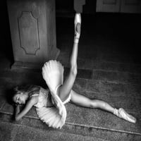 Ballerina Leži Na Stepenicama Bw Poster Print - Vasil Nanev