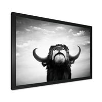 PROIZVODNJAČA Crno-bijeli portret španskog bika I seoska kuća uokvirena umjetničkim otiskom