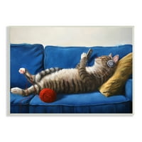 Stupell Industries Cat Couch Relatavši crvenu kugličnu kugličnu kućnu ljubimcu Portret, 10, Dizajn Lucia